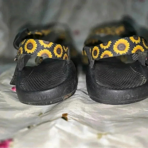Sunflower 🌻 Chacos sz 9 - Picture 7 of 7